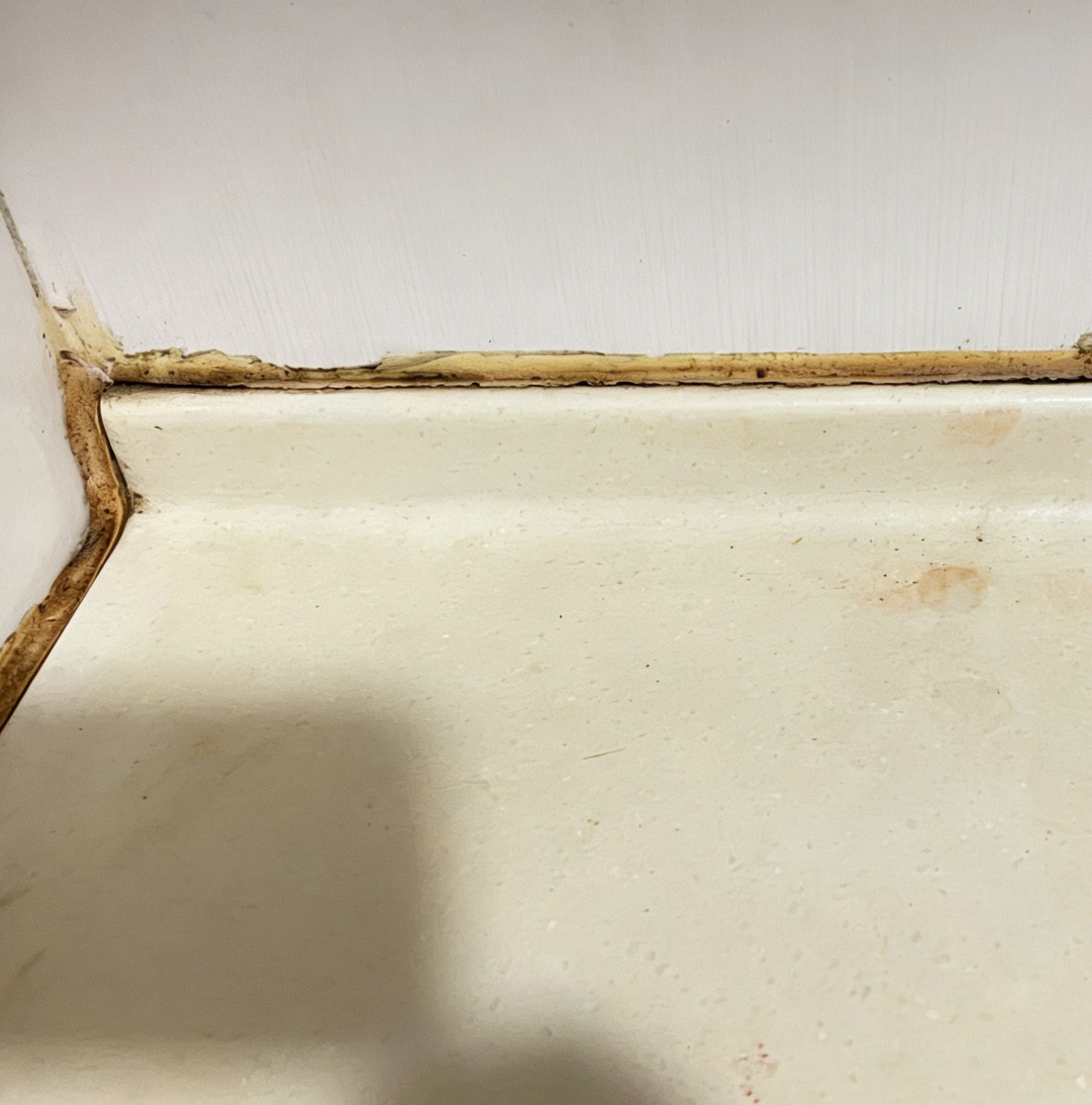 缝隙内污渍堆积